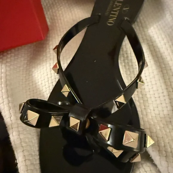 Valentino Garavani Black Rockstud Bow Tie Detail Flip Flop Sandals - Picture 6 of 9